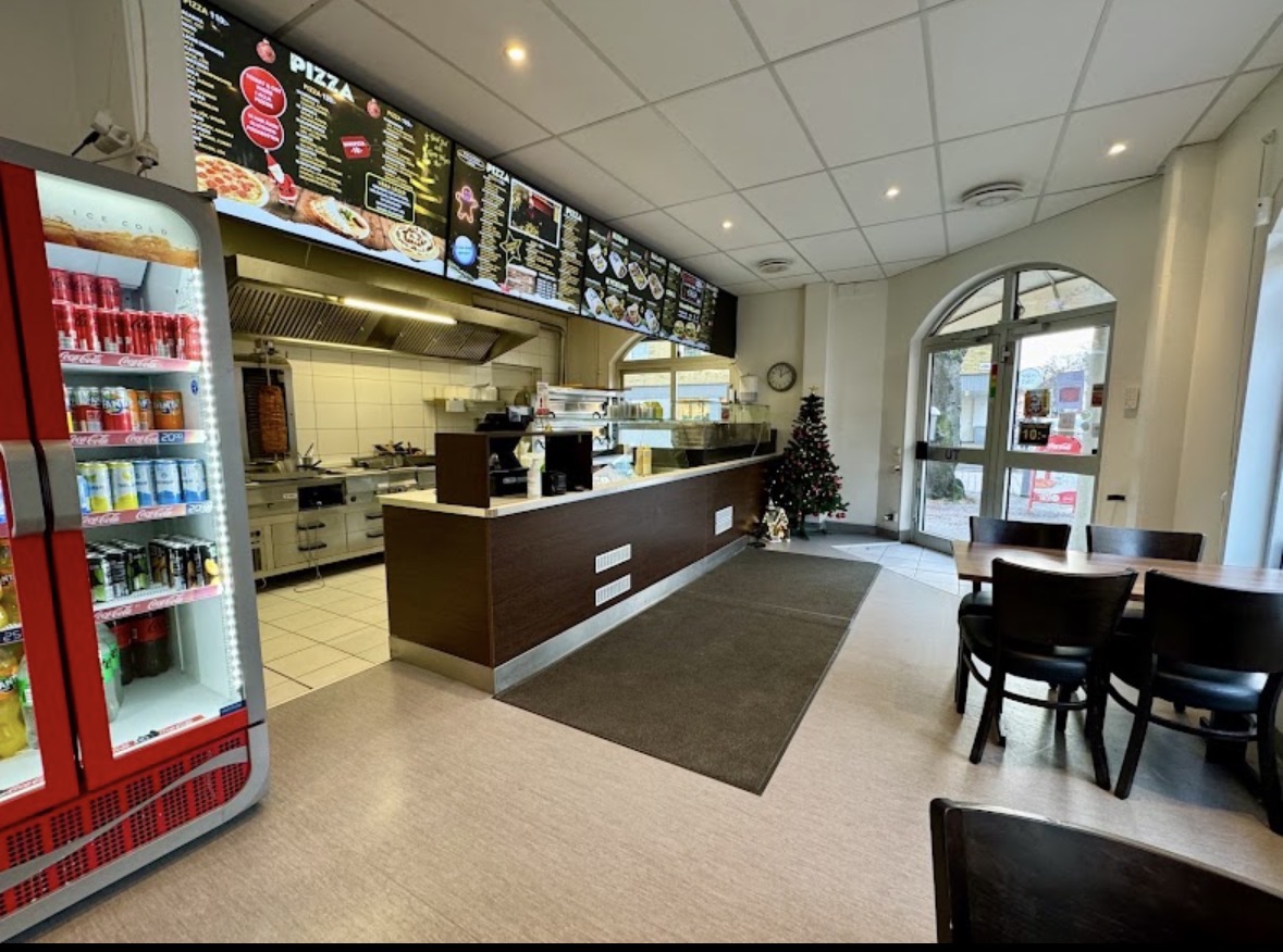 Serveringsdisken och sittplatserna inne hos Pizzeria 39:an